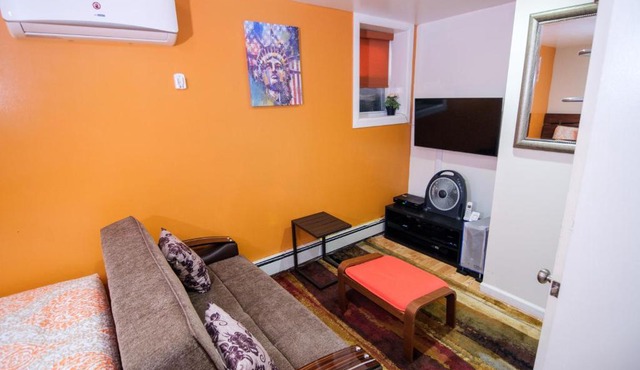 Elegant 2 Bedroom Suite w Modern Amenities