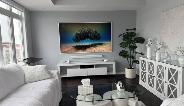 Elegant 2-bedroom townhome in Pickering with AC Free Wifi and Parking included