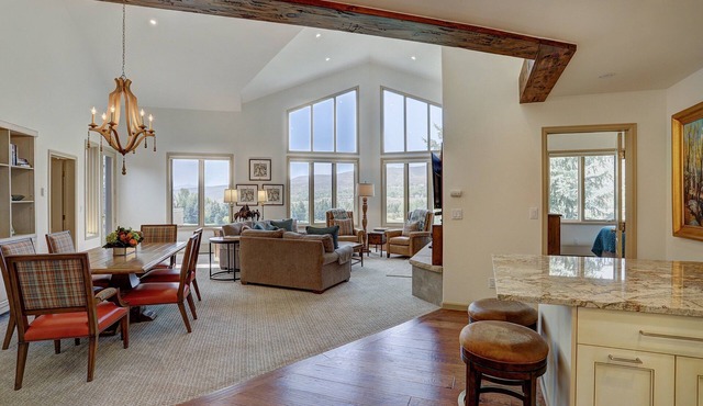 Elegant 2 BR Condo - Walk to Chairlift!