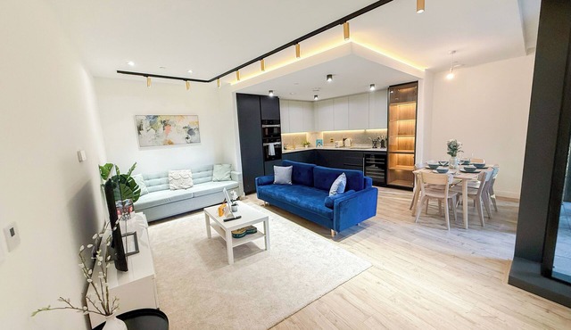 Elegant 2-BR Flat w/Lift & Private Balcony – Farringdon, Clerkenwell, Barbican