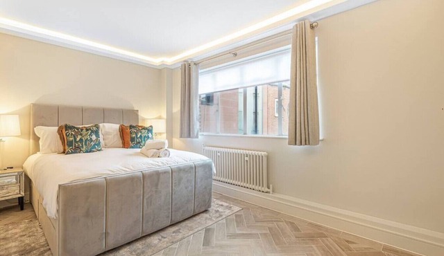 Elegant 2BD Knightsbridge Retreat Steps from Harrods