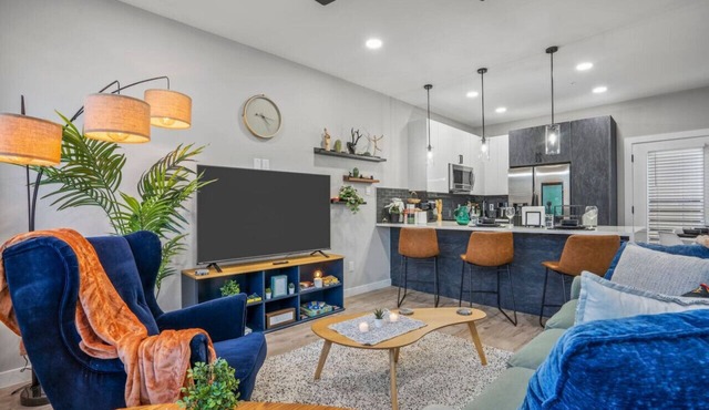 Elegant 2BDTownhouse: 7St Walkable, Modish & Sharp