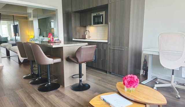Elegant 2BR & 2BA Retreat in Prime Yorkville, Downtown