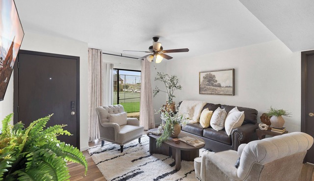 Elegant 2BR/2BA by TAMU - King - Washer & Dryer