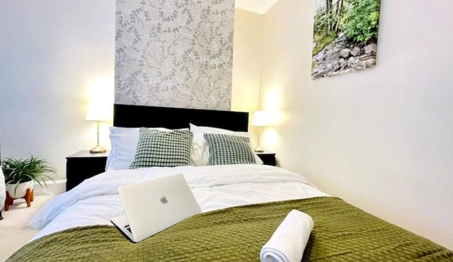 Elegant 2BR 5G Wi-Fi Netflix Parking Garden 4 Beds