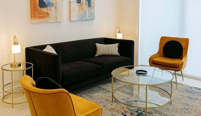 Elegant 2BR Apartment w/In-Unit Laundry