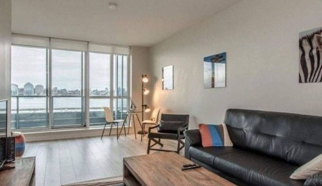 Elegant 2BR Apt with Skyline Views near Waterfront
