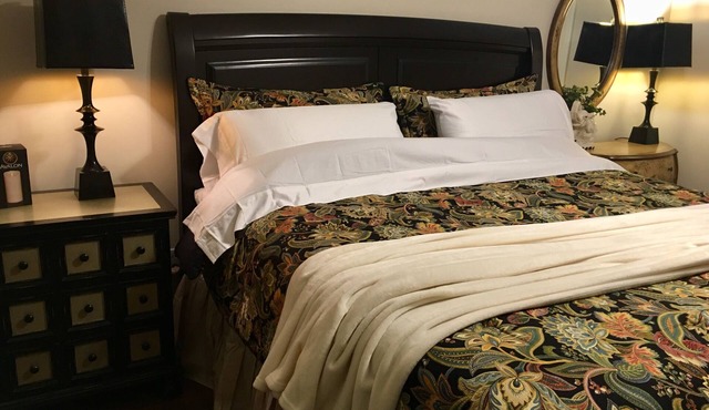 Elegant 2BR Cottage Designer Touches, Prime Greenville Stay