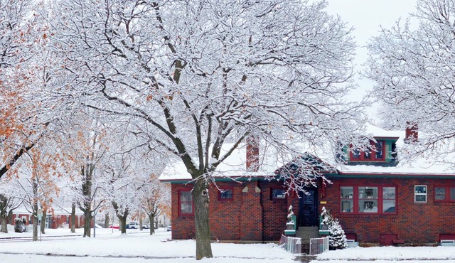 Elegant 2BR Craftsman w/Fireplace, across from UM, sleeps 4