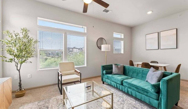 Elegant 2BR king suite, fast WiFi, 8 min to DT