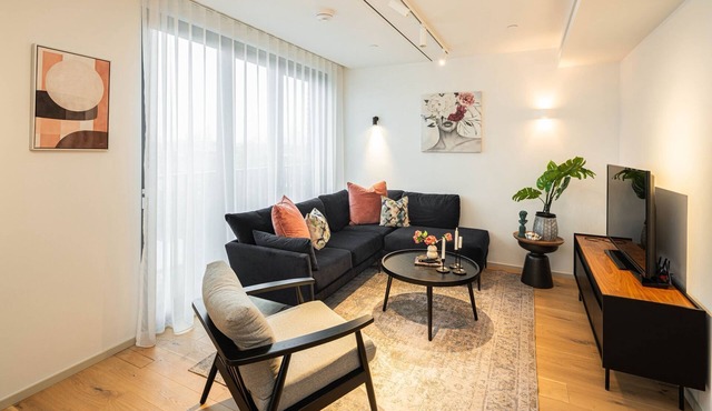 Elegant 2BR London Escape A/C Gym Access