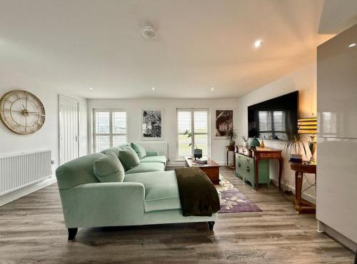 Elegant 2BR Retreat- Longbridge Shops, Rail & Hills