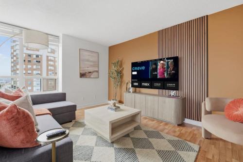 Elegant 2BR Sky Condo for 9 - Terrace - Lake Views