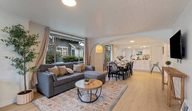 Elegant 2BR Upper Unit @Ballard Central Seattle