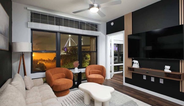Elegant 2BR w/Gym, Parking Near Rvrwalk & Dome