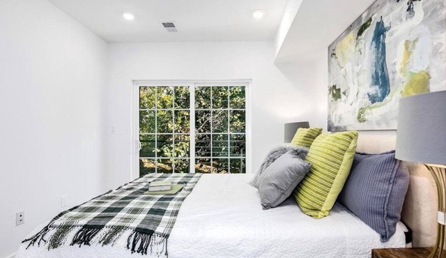 Elegant 2BR with Stunning City Views in DC