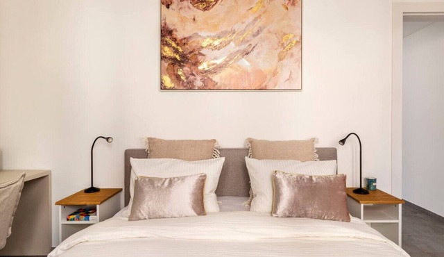 Elegant 3.5-room air-conditioned apartment with free parking space