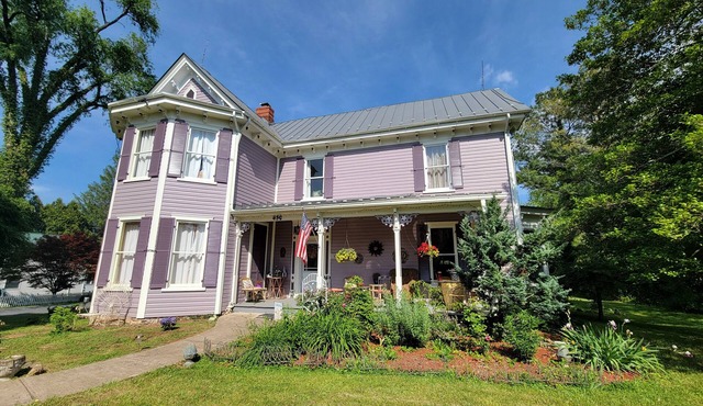 Elegant 3 bdr/3 bath home in the village of Little Washington! Gourmet kitchen!