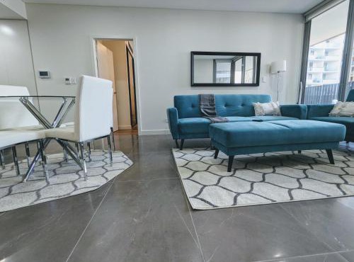 Elegant 3-bed 2-bath, balcony, with pool included, NO PARTIES!