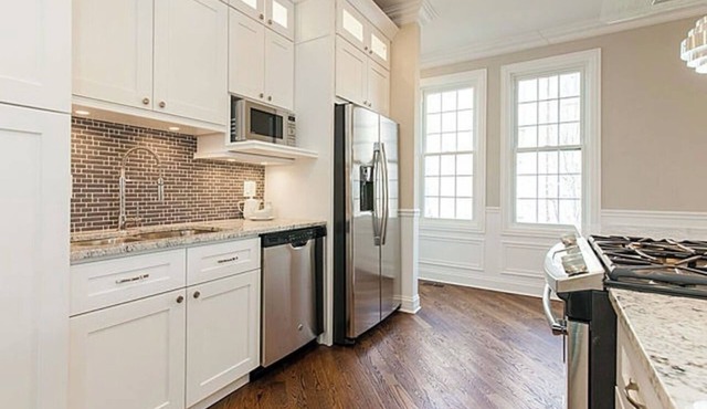 Elegant 3-Bed, 3-Bath Home in Chicago <25-minutes to O’Hare & Downtown + Parking