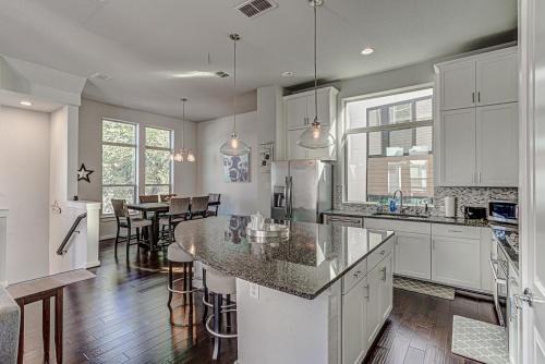 Elegant 3 BED Home Walk To Riverwalk/Pearl/St Mary