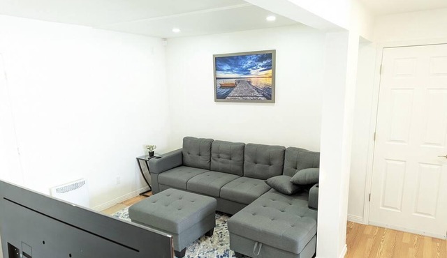 ELEGANT 3 BEDROOM/2 BATHS CONDO with FREE PARKING!