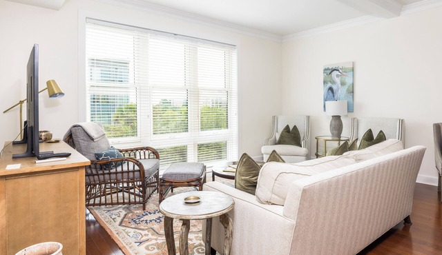 Elegant 3-Bedroom Condo in Historic Charleston – Steps from the Action