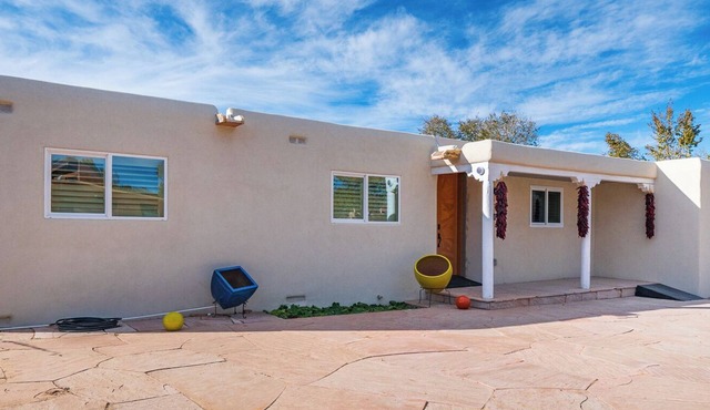 Elegant 3-bedroom Cozy house in lovely Santa Fe with Security Gate on propertyn