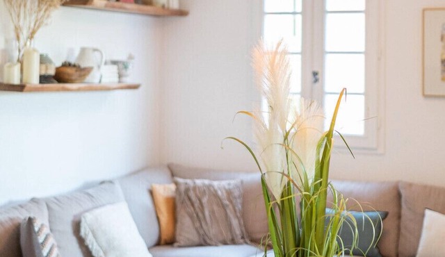 Elegant 3-bedroom apartment in the center, pool + parking included