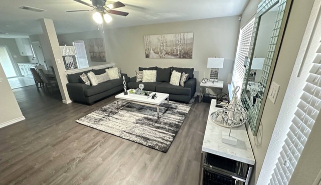 Elegant 3-bedroom house in awesome San Antonio with WiFi and garage for parking.
