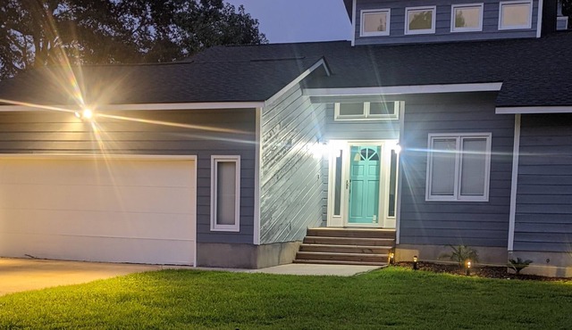 Elegant 3 bedroom home w/pool and deck -- 25 min from the beach!