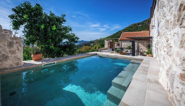 Elegant 3-Bedroom Seaview Villa with Pool, Fast Optic WiFi & AC