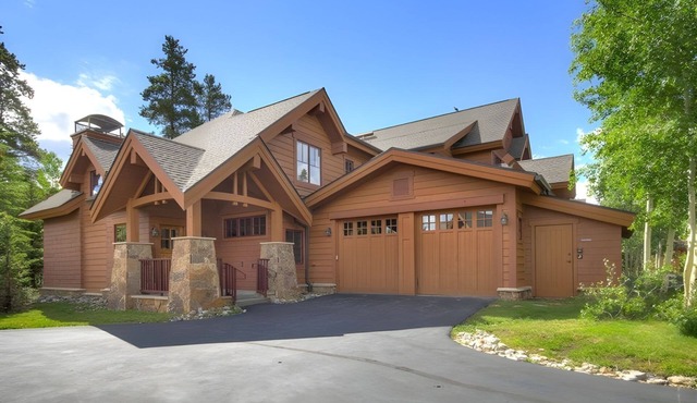 Elegant 3 Bedroom Townhome with Fireplace