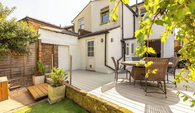 Elegant 3BR Victorian Retreat, Free Parking