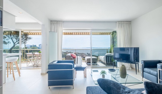 Elegant 3-Room Apartment with Terrace, Pool & Island Views