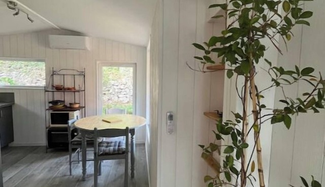 Elegant 34 m2 Mazet in the garrigue with Wifi and air conditioning.