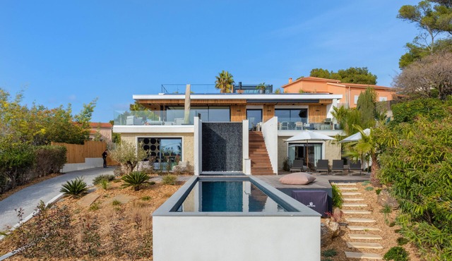 Elegant 360m² Seaside Villa – Ultimate Relaxation