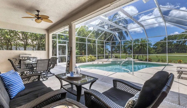 🥇 Elegant 3bd home with a very private backyard with a pool (CH948)