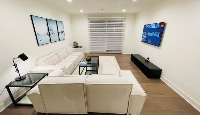 Elegant 3BR Apartment - Blackburn Ave, Beverly Hills
