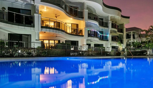 Elegant 3BR Cairns Esplanade Apartment;Pool & View