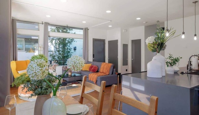 Elegant 3BR Home by UW w/AC – Trendy & Spacious