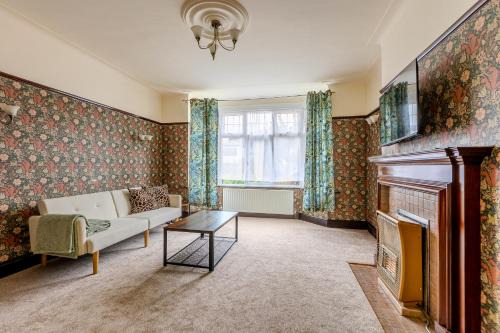 Elegant 3BR House, Garden near Tooting Cmns, South