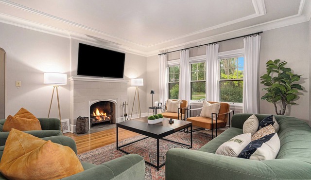 Elegant 3BR Oasis in Dundee, Close to Downtown!