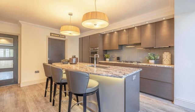 Elegant 4-Bed |Private Garden |Parking By Tempstay