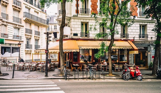 ELEGANT 4-BEDROOM APARTMENT STEPS FROM NOTRE-DAME CATHEDRAL