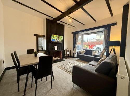 Elegant 4-Bedroom Getaway - Parking for 4 cars