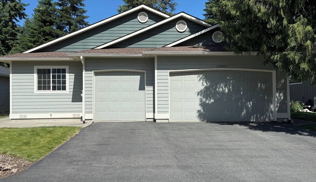 Elegant 4-bedroom Golf Course Retreat with Private Beach Access