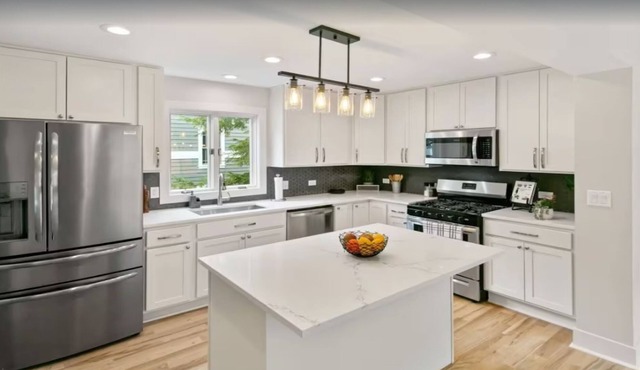 Elegant 4-bedroom home with free parking