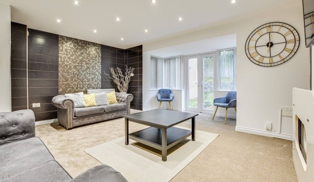 Elegant 4 Bedroom House - Sleeps 10