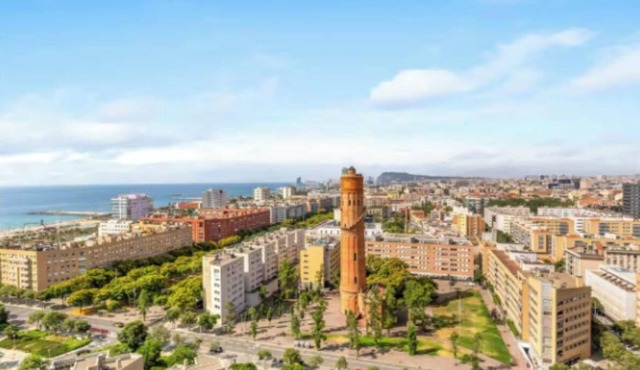 Elegant 4-Bedroom Penthouse with Terrace, Sea Views